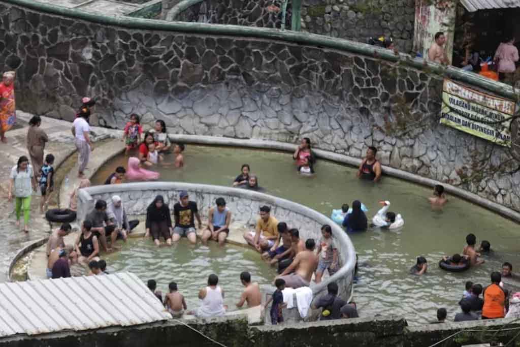Bathing at Pacet Hot spring - Mojokerto
