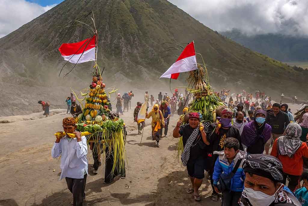 The Atmosphere during Yadnya Kaodo Ceremony in Bromo