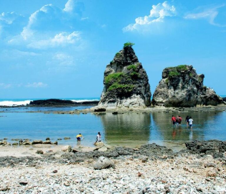 UJung Genteng Beach