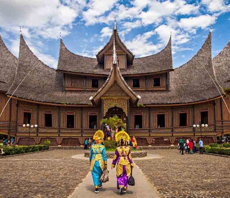 Pagaruyung Palace with a traveller dressing Traditional Minangkabau bidal