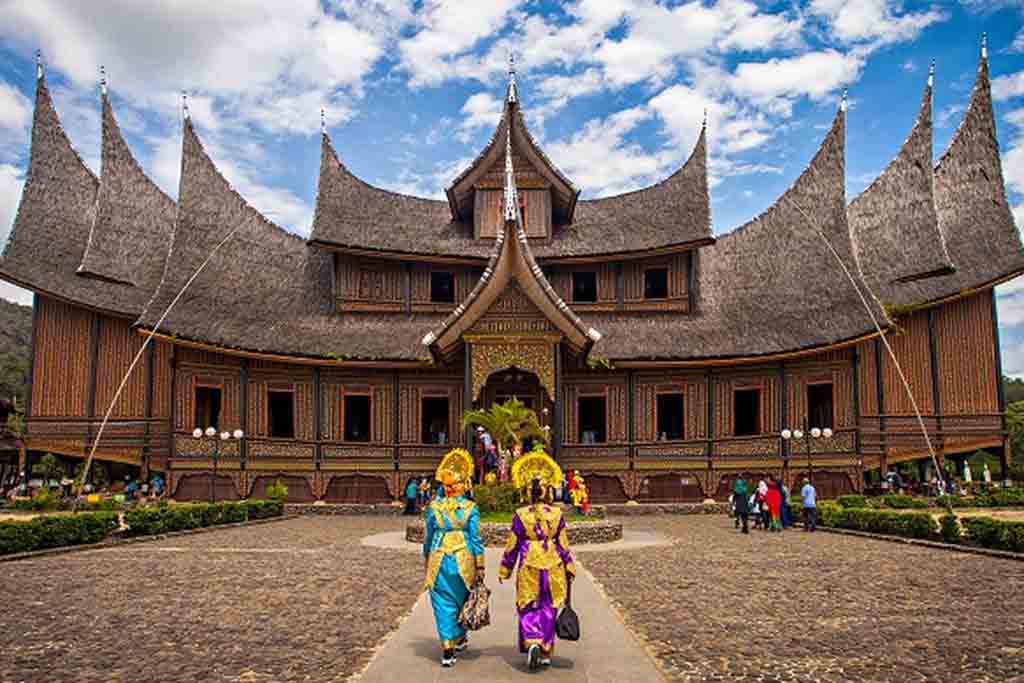 Pagaruyung Palace with a traveller dressing Traditional Minangkabau bidal