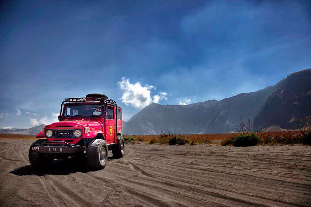 Jeep Hardtop in the middle of the Sea of Sands – Bromo
