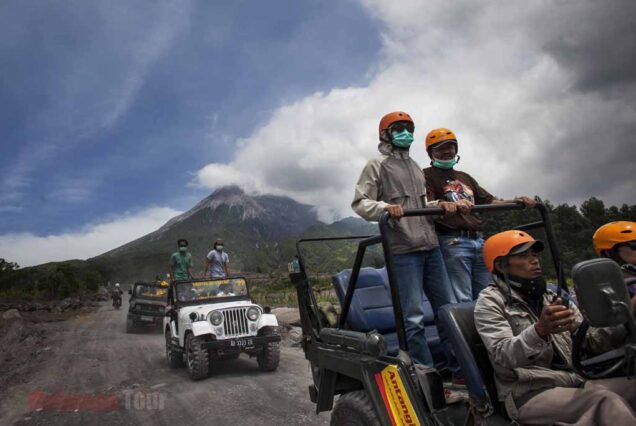 Wisatawan bersiap menggunakan mobil Jip ketika mengikuti wisata "Volcano Tour Merapi" di kawasan lereng Gunung Merapi, Cangkringan, Sleman, Yogyakarta, Minggu (29/12)